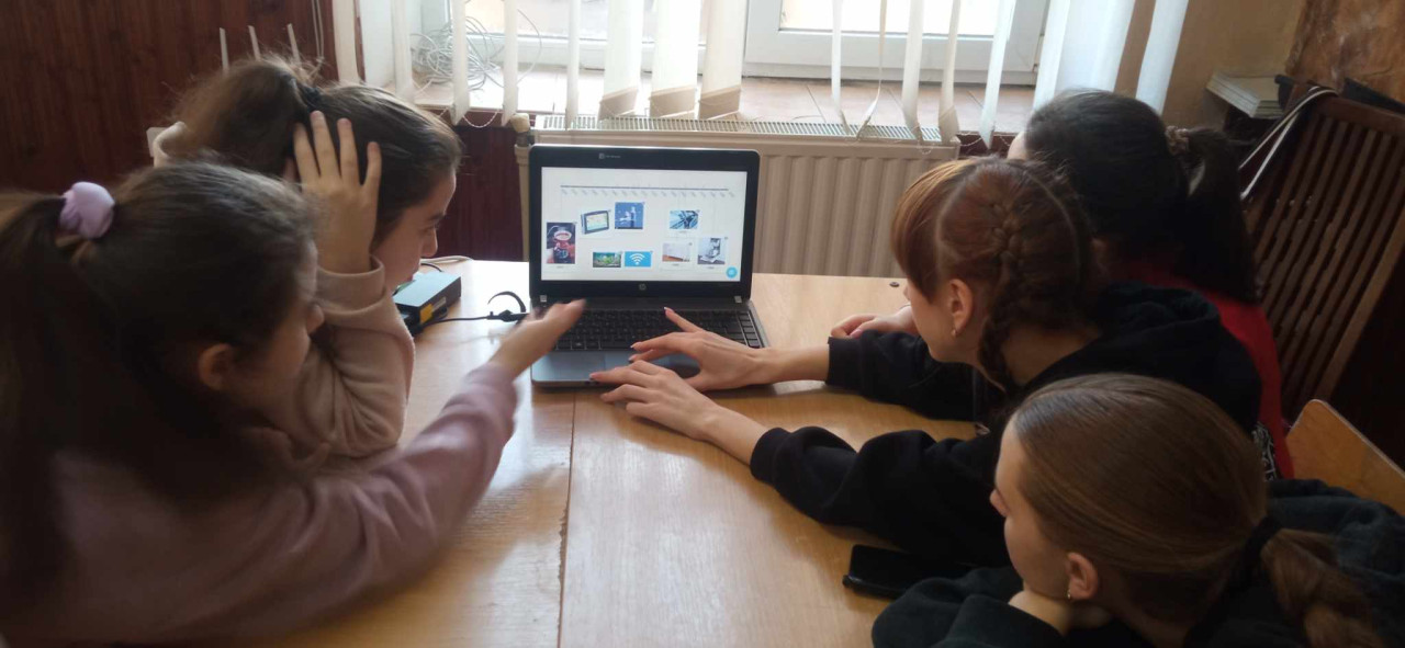 Skoleelever i gruppelæring med pedagogisk programvare som følger med Debian Edu. Foto: Vladyslav Tsapys
Skoleelever i gruppelæring med pedagogisk programvare som følger med Debian Edu