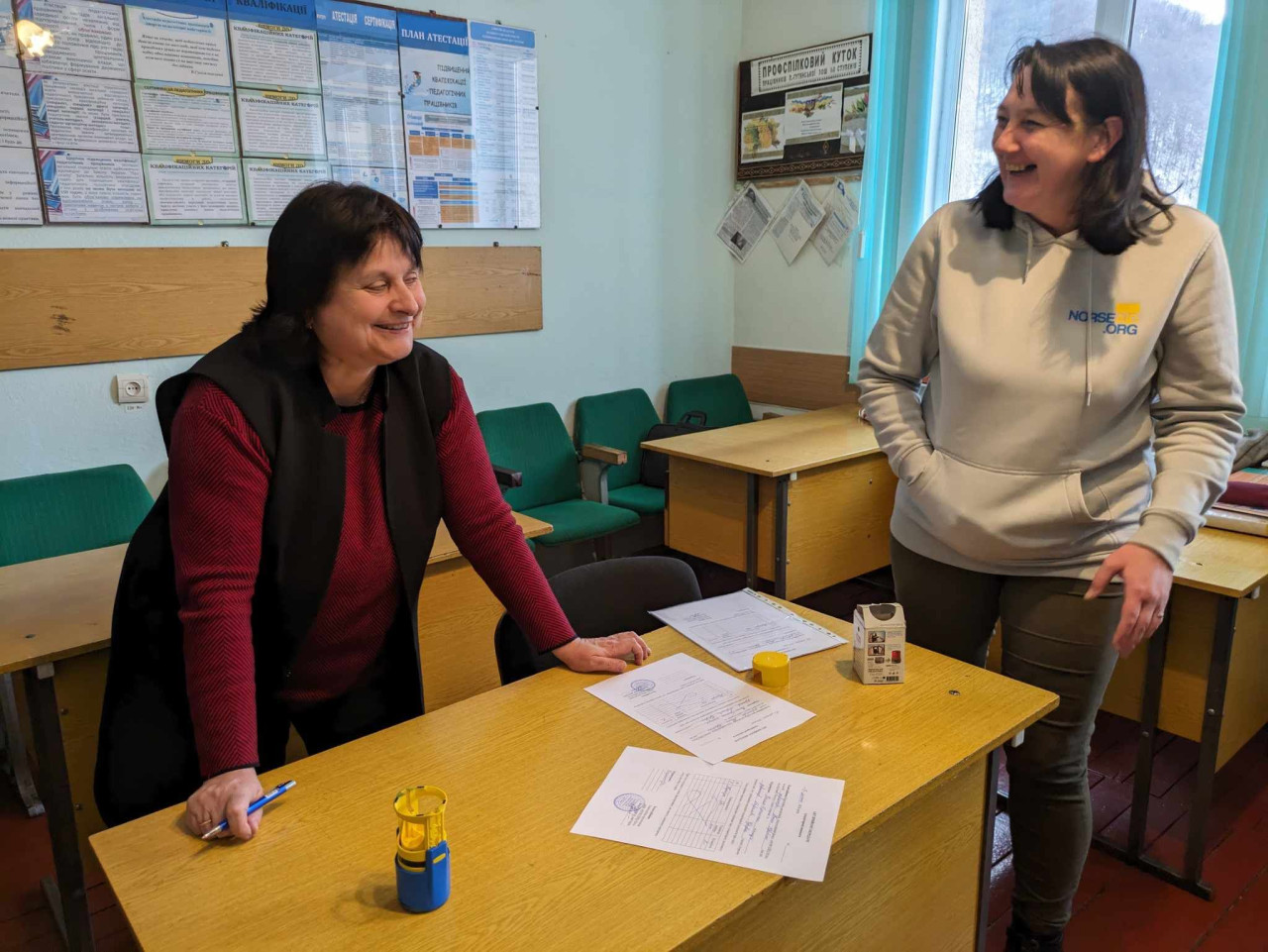 Rektor Myroslava Chubirka er strålende fornøyd med mottak av en PC-er til elever og lærere. Foto: ©NorseAid Rektor Myroslava Chubirka er strålende fornøyd med mottak av en PC-er