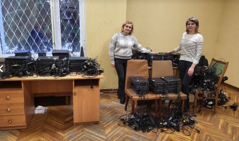 Overlevering av bærbare PC-er fra Metis og Chromebooks i Tjernihiv, alt med Debian Edu installert. Foto: Knut Yrvin